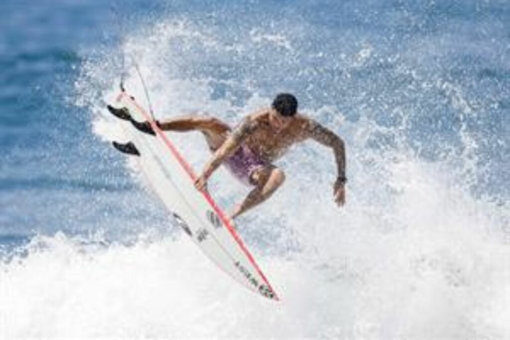 Hombre surfeando una ola de Playa Hermosa, en Puntarenas (Costa Rica).