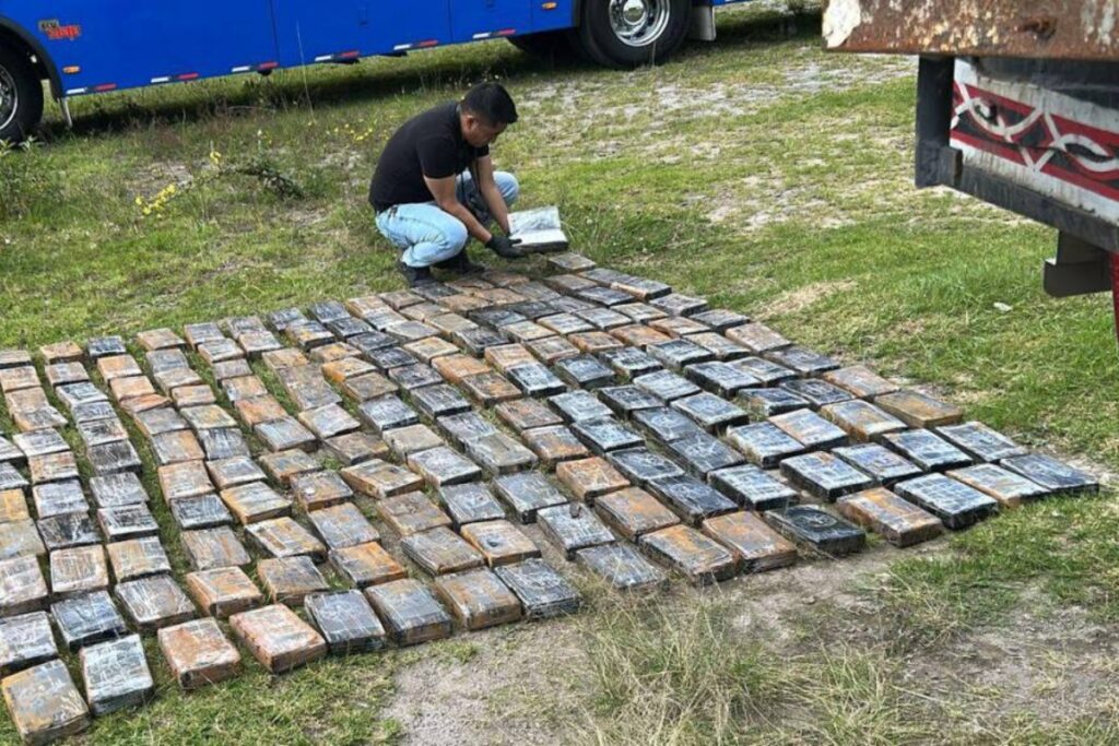 La incautación de los 227 paquetes de cocaína en un camión localizado en Carapungo, Quito, fue producto de un operativo policial.