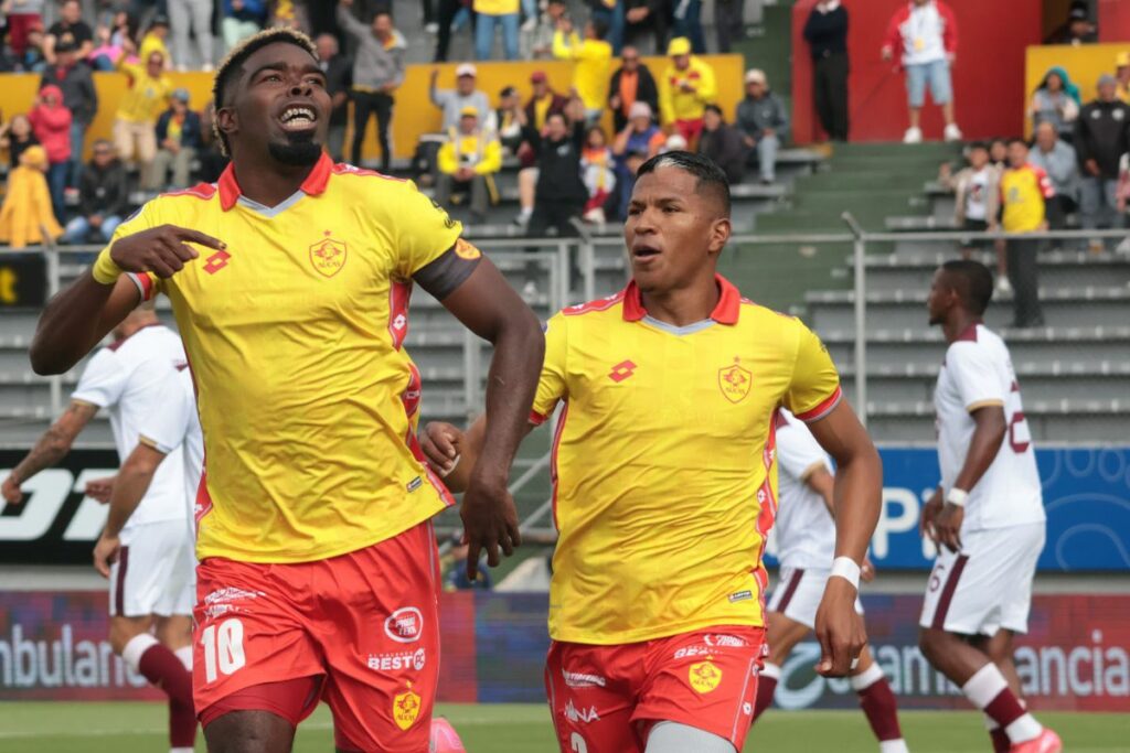 Michael Carcelén (i) y John Ontaneda, jugadores de Aucas.
