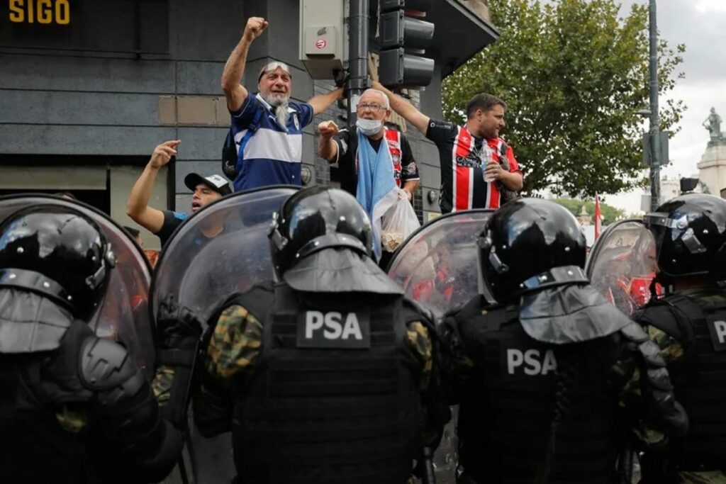 Manifestantes gritan consignas frente a miembros de la policía argentina este miércoles, en Buenos Aires (Argentina).