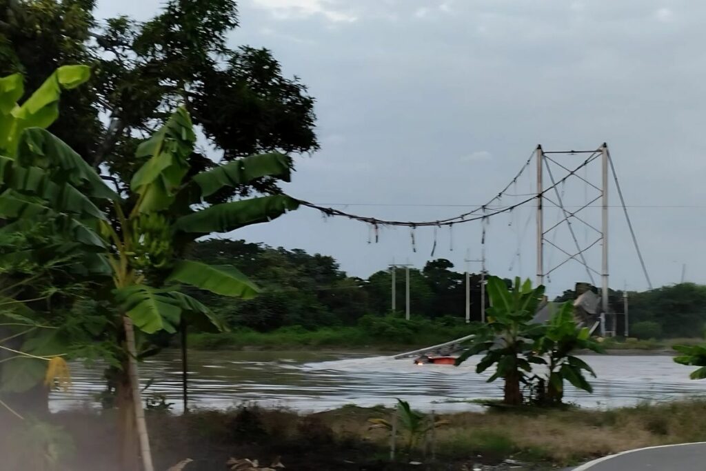 Según testigos, vehículos cayeron al río Daule tras el colapso del puente