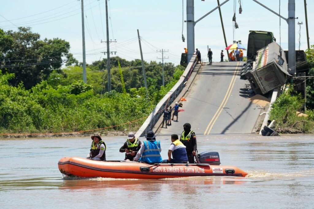 Las labores de búsqueda y rescate continúan en el río Magro, tras el colapso del puente de Daule