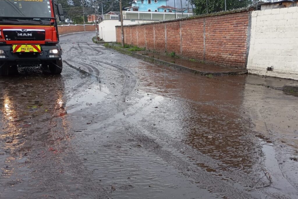 Los Bomberos de Quito actúan frente a las emergencias que ocasionan las lluvias.
