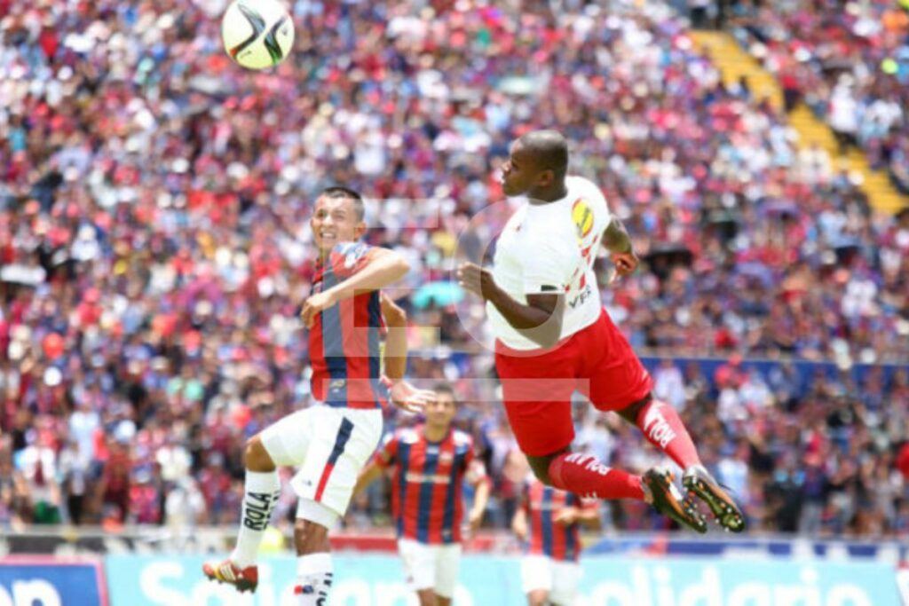 Michael Castro (i) y Narciso Mina disputan un balón en el estadio Olímpico Atahualpa en la temporada 2015.