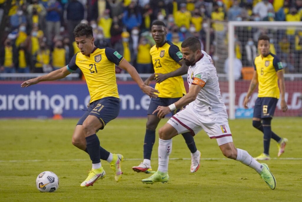 Alan Franco (i) y Tomás Rincón en las eliminatorias al Mundial 2026.