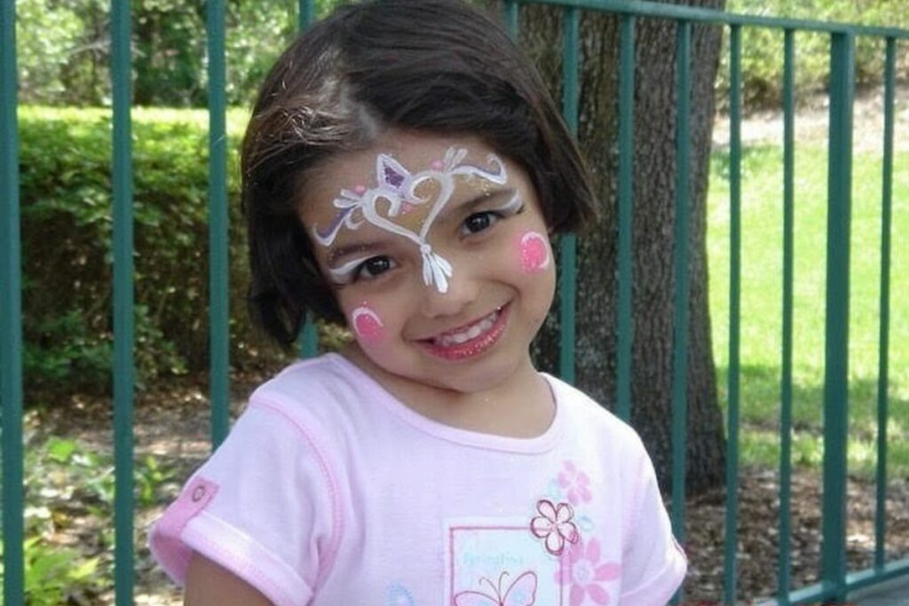 La actriz Rachel Zegler cuando era niña.