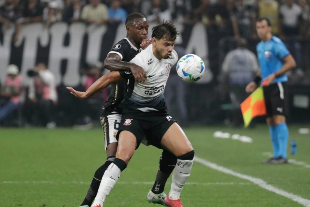 Aníbal Chalá (B) marca a Ángel Romero.
