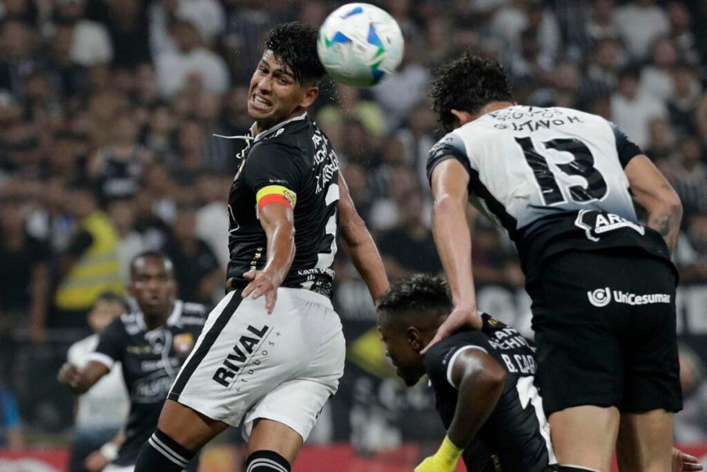 Xavier Arreaga (B) y Gustavo Henrique.