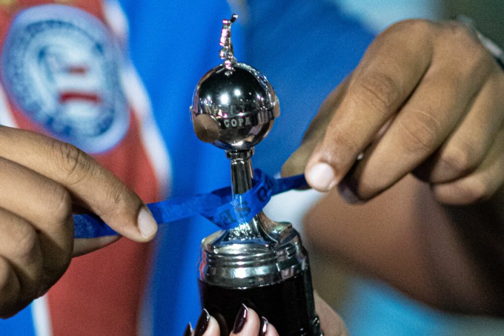 Réplica del trofeo de la Copa Libertadores en manos de un hincha de Bahía de Brasil.