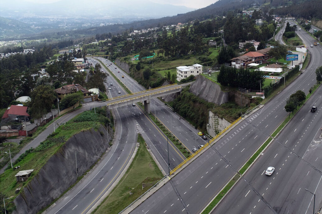 La Ruta Viva conecta Quito con el Aeropuerto de Tababela y el valle de Tumbaco, pero su mantenimiento genera debate.