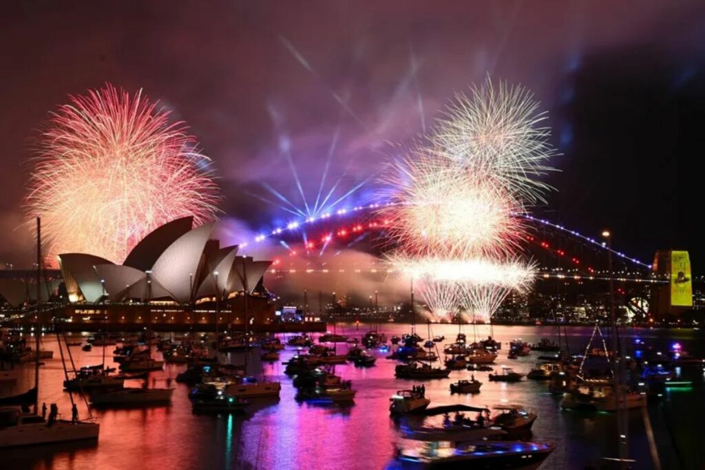 Los fuegos artificiales se ven durante las celebraciones de Año Nuevo en Sídney.