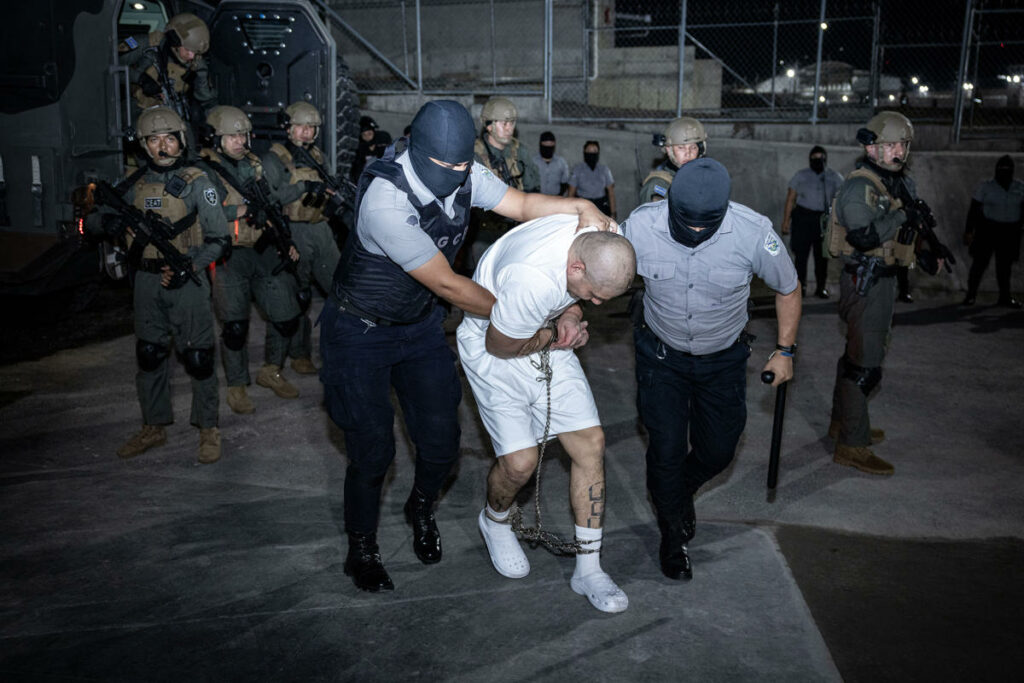 Fotografía cedida por la Presidencia de El Salvador, donde se observa a guardias del Centro de Confinamiento del Terrorismo (Cecot).