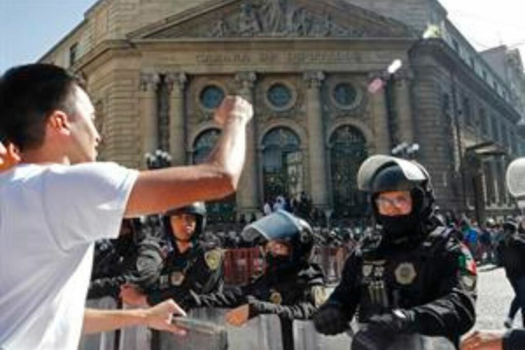 Una persona participa en una manifestación este martes, frente al Congreso local este martes, en Ciudad de México (México).