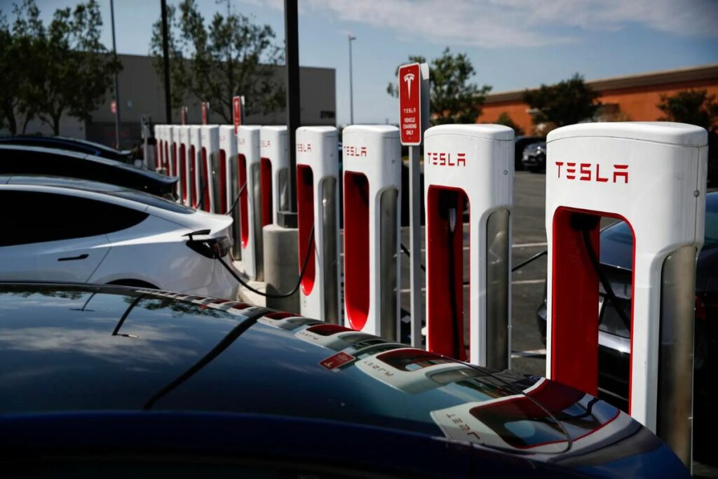 Vista de vehículos de Tesla durante una recarga de sus baterías, en una fotografía de archivo.