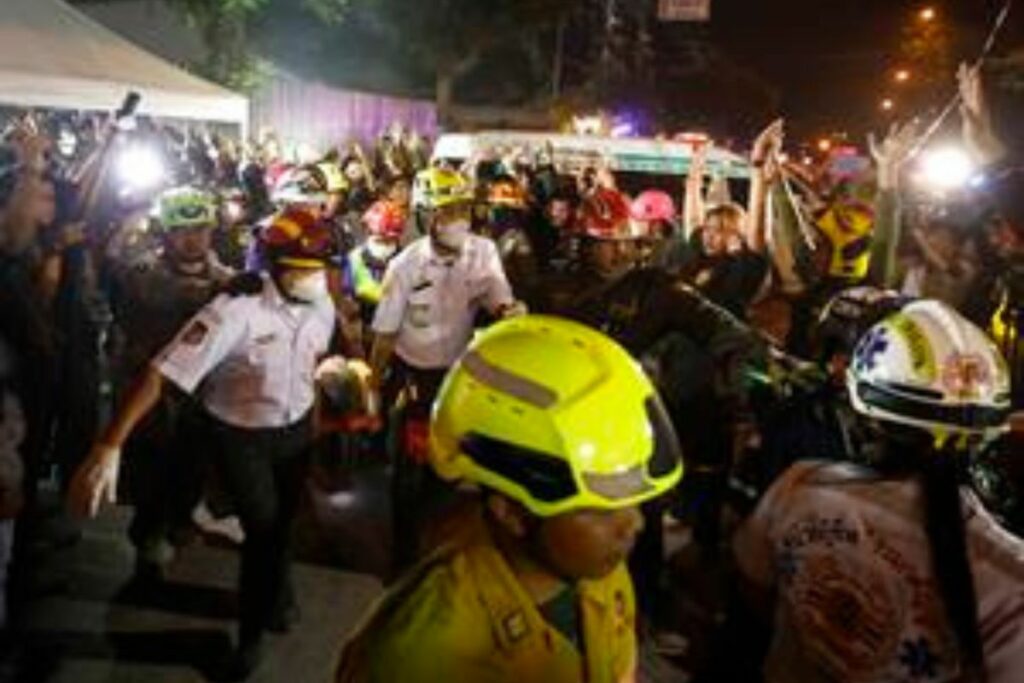 Los equipos de rescate llevan a un sobreviviente al lugar de un edificio derrumbado luego de un terremoto en Bangkok, Tailandia, el 28 de marzo de 2025.