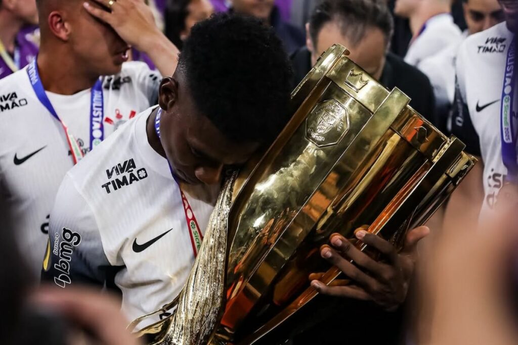 Félix Torres con el trofeo del Campeonato Paulista ganado con el Corinthians.