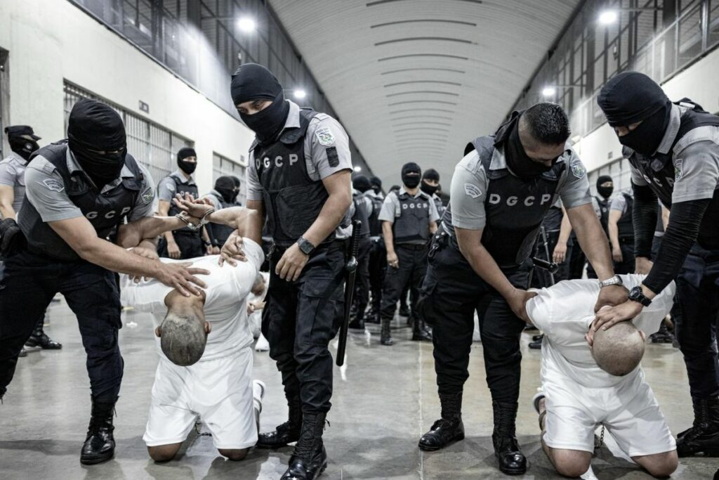 El traslado de prisioneros se realiza como parte de un acuerdo suscrito entre El Salvador y Estados Unidos al sistema penitenciario salvadoreño.