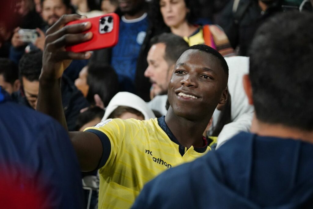 Moisés Caicedo en el estadio Rodrigo Paz en las eliminatorias al Mundial 2026.