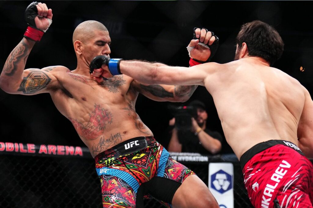 Alex Pereira (izq.) recibe un golpe de Magomed Ankalaev en la UFC, el 8 de marzo del 2025.