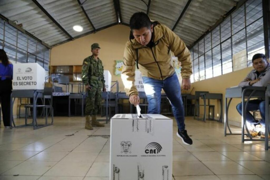 Los ecuatorianos volverán a las urnas para la segunda vuelta, el domingo 13 de abril