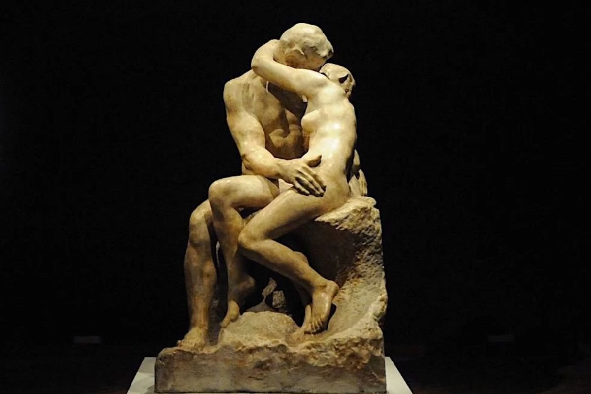 2. 🗿 ‘El beso’ – Auguste Rodin (1882)