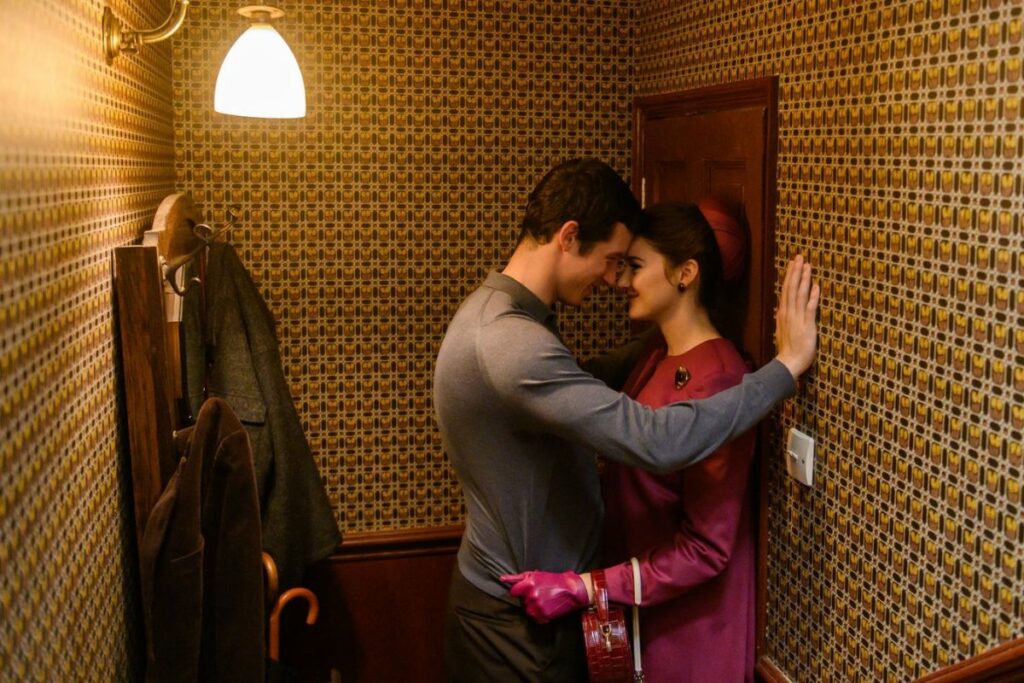 En 'La última carta de amor', disponible en Netflix, un beso suspendido en el tiempo conecta dos historias de amor separadas por décadas. Una muestra de que el poder de un beso puede atravesar cartas, guerras… y corazones.