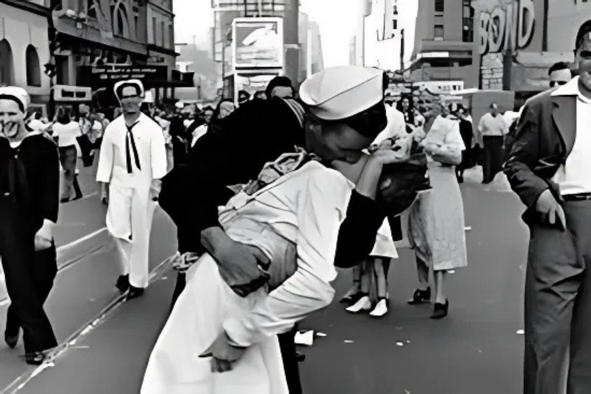 7. 📸 El beso en Times Square – Alfred Eisenstaedt (1945)