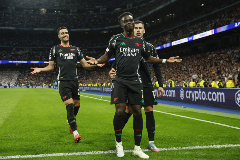 Bukayo Saka (centro) celebra su gol con el Arsenal en la Champions League ante el Real Madrid.