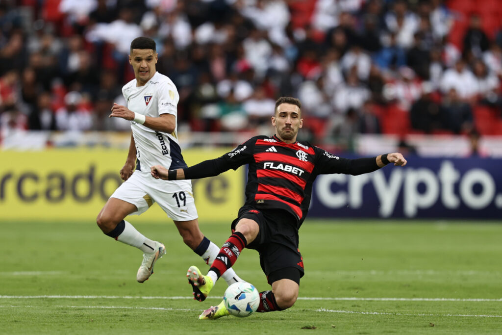 Alex Arce de Liga de Quito disputa un balón ante un rival ante Flamengo.
