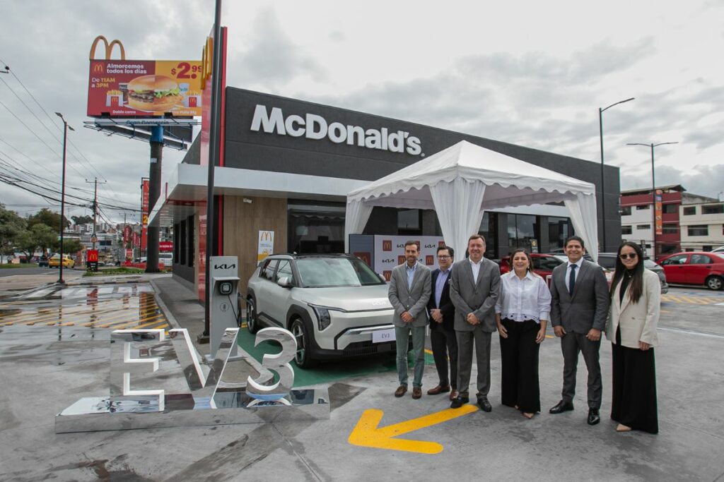En el McDonald’s de la avenida Eloy Alfaro, en Quito, ya funciona la electrolinera de Kia. Foto: EL COMERCIO
