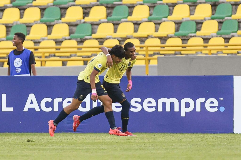 Diego Monzón (izq.) y Edwin Quintero (der.) celebran uno de los goles de la Selección de Ecuador.