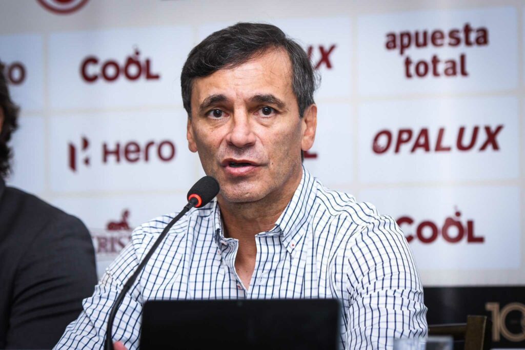 Fabián Bustos, DT de Universitario de Perú, rival de Independiente del Valle en la Copa Libertadores.