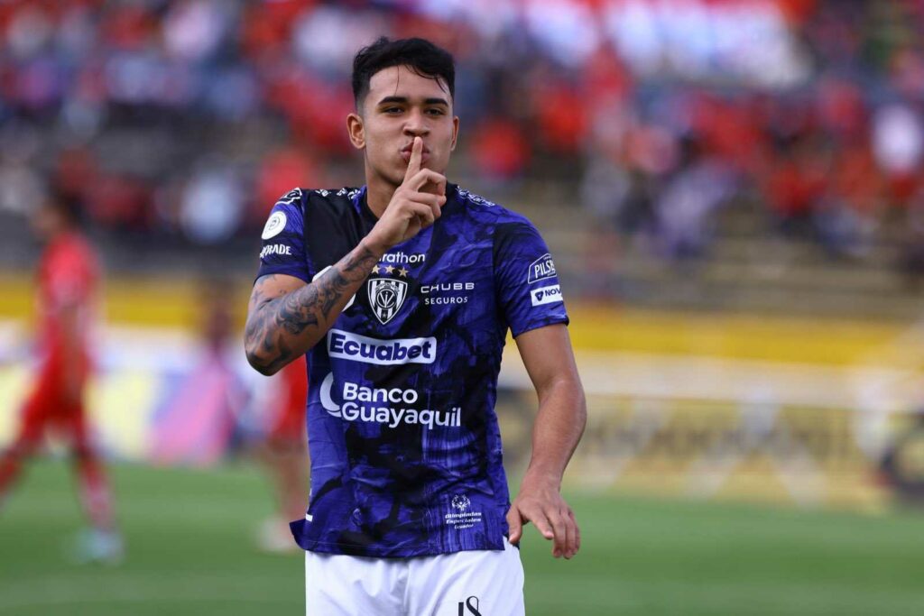 Kendry Páez durante un partido con Independiente del Valle.