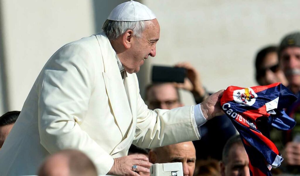 El papa Francisco, hincha de San Lorenzo, recibe una camiseta de su equipo, donde dirigió el 'Coco' Basile.