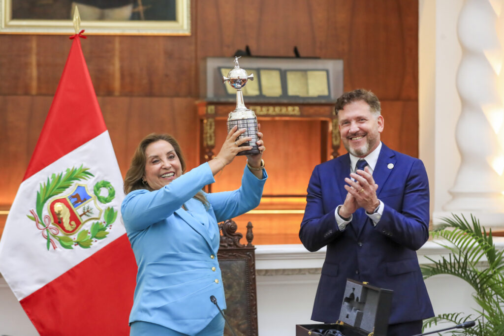 Dina Boluarte (izq.). presidente de Perú, junto a Alejandro Domínguez, (der.), presidente de la Conmebol.