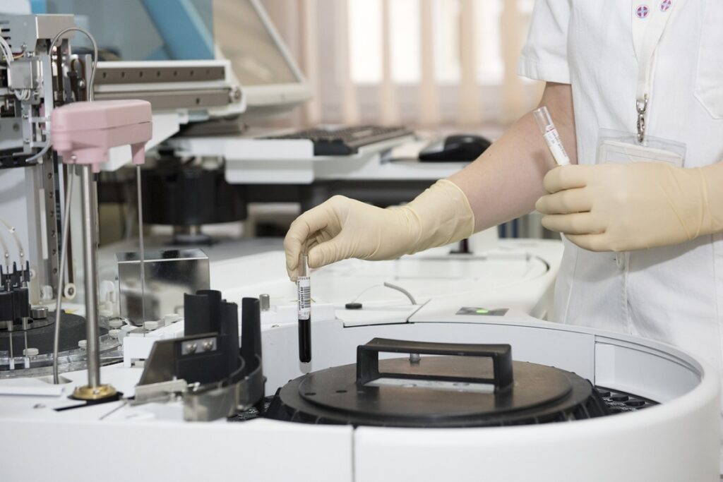 Foto representativa del ensayo clínico que se lleva adelante para tratar la gonorrea. Foto: Pixabay