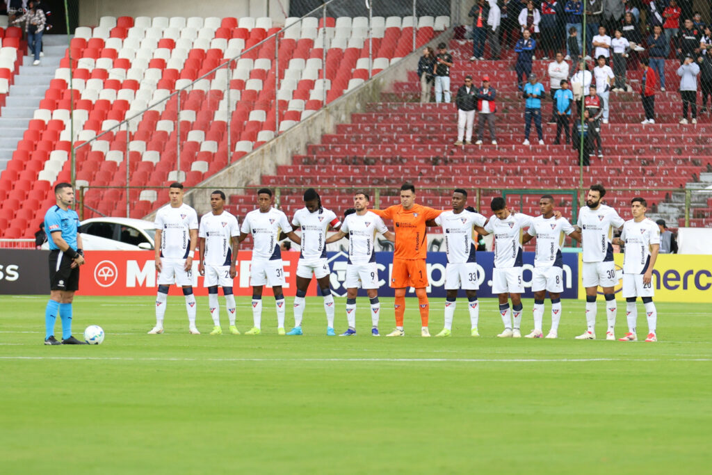 Jugadores de Liga de Quito en un minuto de silencio en la Copa Libertadores por el fallecimiento del papa Francisco.