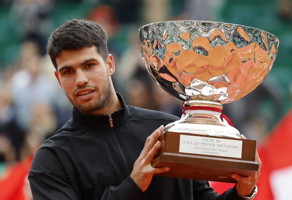Carlos Alcaraz levanta un nuevo trofeo tras vencer en el Abierto de Montecarlo.