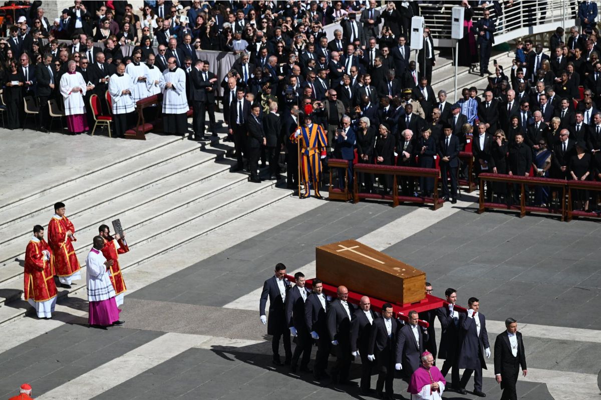 El féretro en el altar