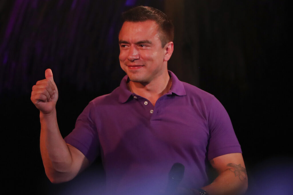 El presidente candidato, Daniel Noboa, celebra luego de conocer los resultados electorales este domingo 13 de abril, en Olón. Foto: EFE