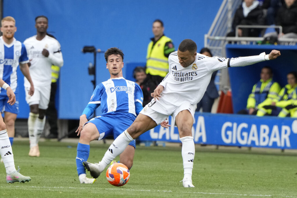 Kylian Mbappé (der.) y su entrada sobre Antonio Blanco (izq.) en LaLiga de España.