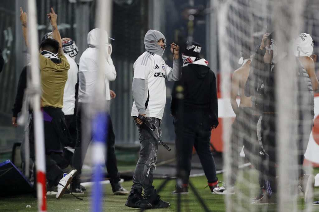 Aficionados de Colo Colo tras invadir la cancha en el partido ante Fortaleza por la Copa Libertadores.