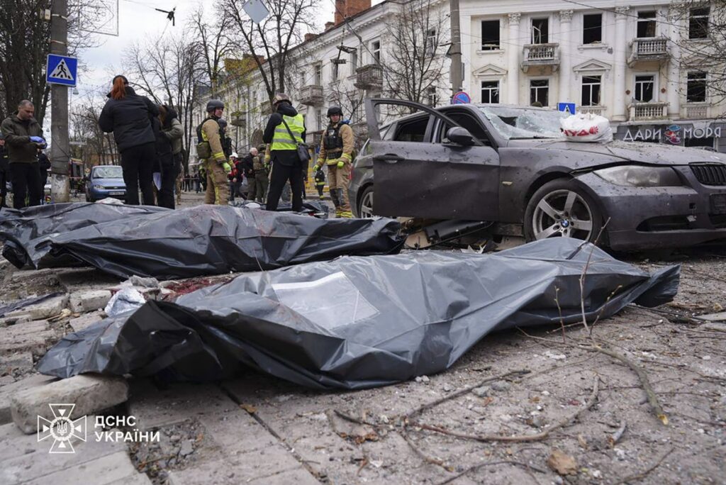 Equipos de emergencia en la la ciudad nororiental de Sumi tras el ataque de Rusia con misiles balísticos. Foto: EFE