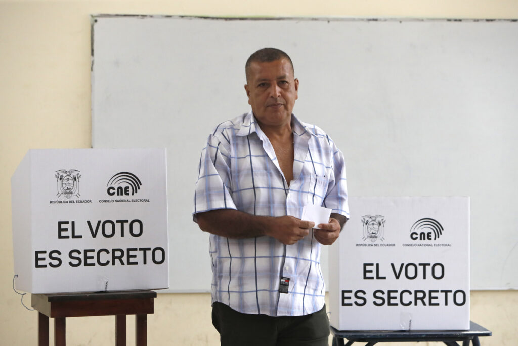 Una persona vota durante la jornada electoral este domingo en Olón (Ecuador).
