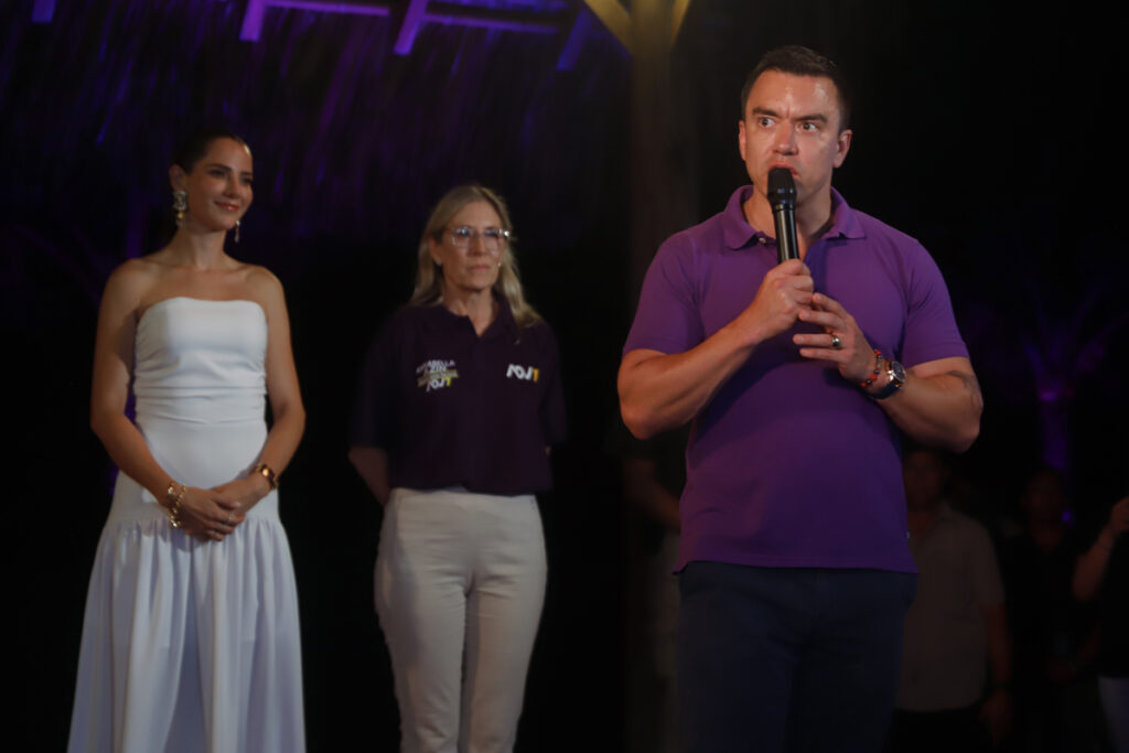 El presidente de Ecuador, Daniel Noboa (d), habla junto a su esposa Lavinia Valbonesi (i) y su madre Annabella Azín Arce luego de conocer los resultados electorales este domingo, en Olón (Ecuador).