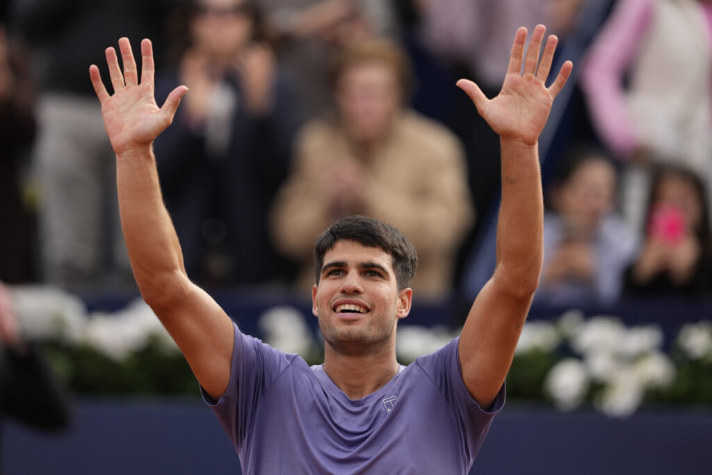 Carlos Alcaraz festeja un triunfo en el Abierto de Barcelona tras coronarse campeón en Montecarlo.