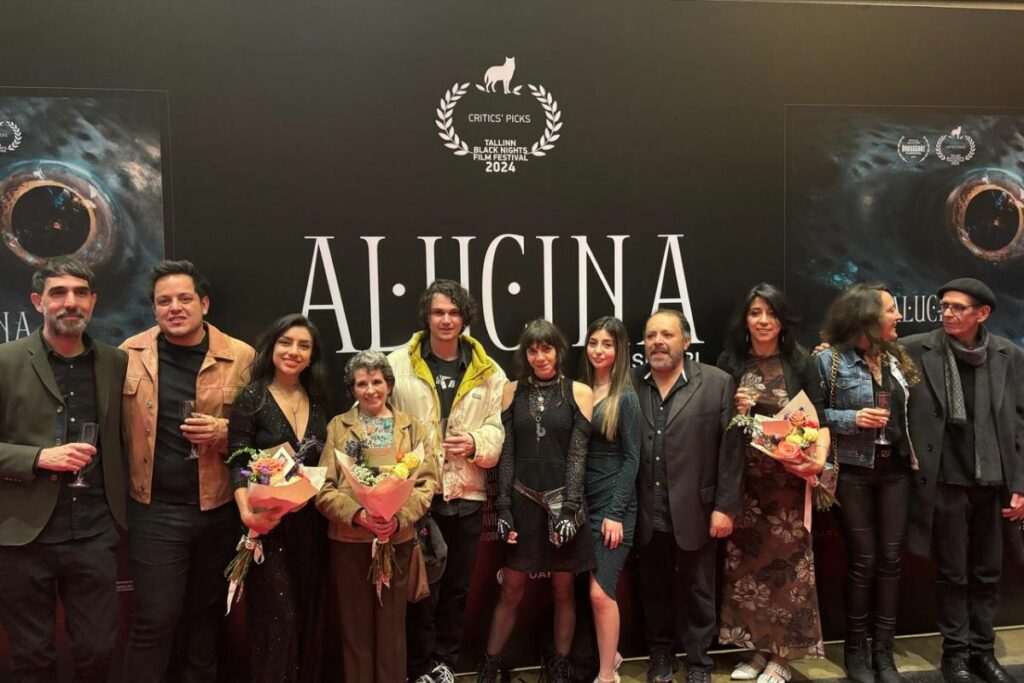 El elenco de Alucina, en el preestreno de la película, el 22 de abril del 2025.