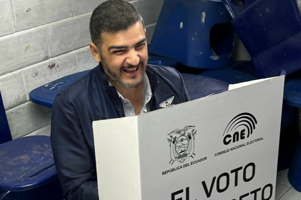 Aquiles Alvarez, alcalde de Guayaquil, reconoce los resultados del CNE y al presidente elegido, Daniel Noboa.