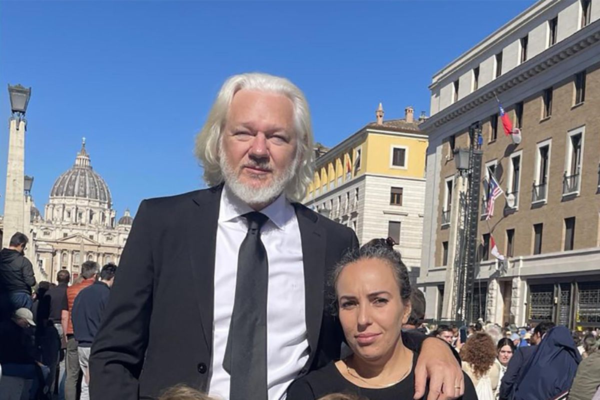 Julian Assange acudió al sepelio 