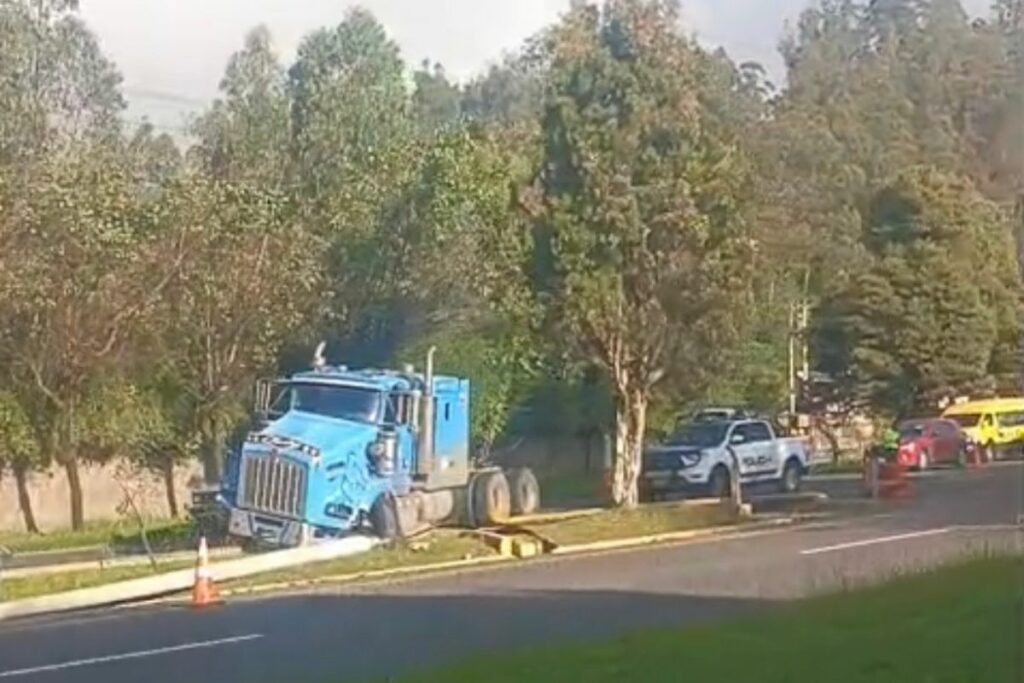 El conductor de un tráiler se impactó contra un poste.